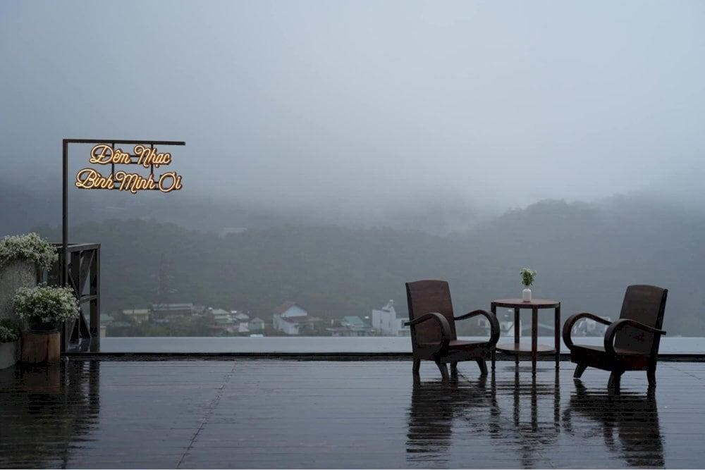 Bình Minh Ơi sở hữu view săn mây tuyệt đẹp, mở ra khung cảnh núi non hùng vĩ và thung lũng mây bồng bềnh trong nắng sớm (Nguồn: Fanpage Tiệm Cà Phê Bình Minh Ơi)